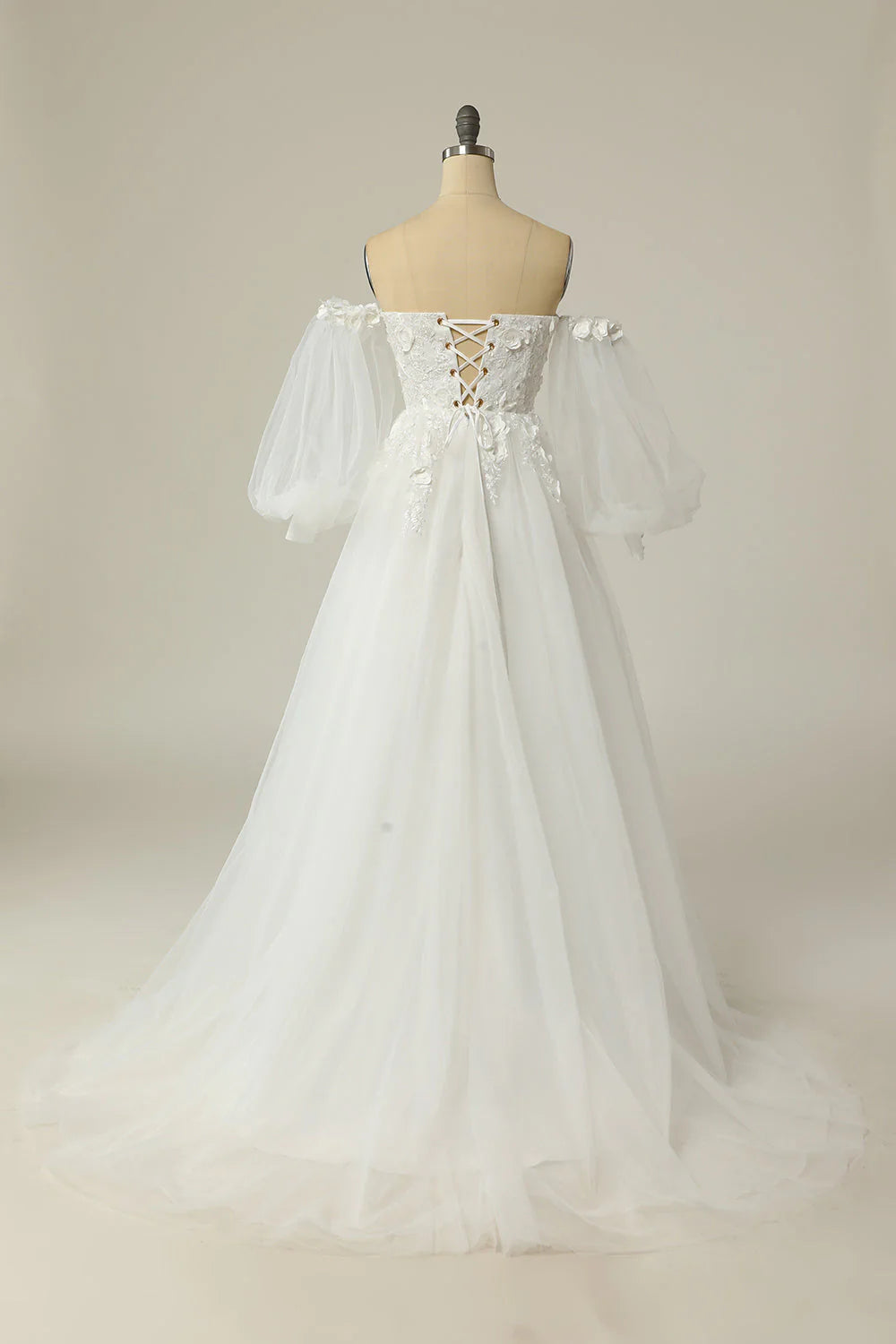 Abito da sposa avorio a maniche lunghe con spalle scoperte e linea ad A